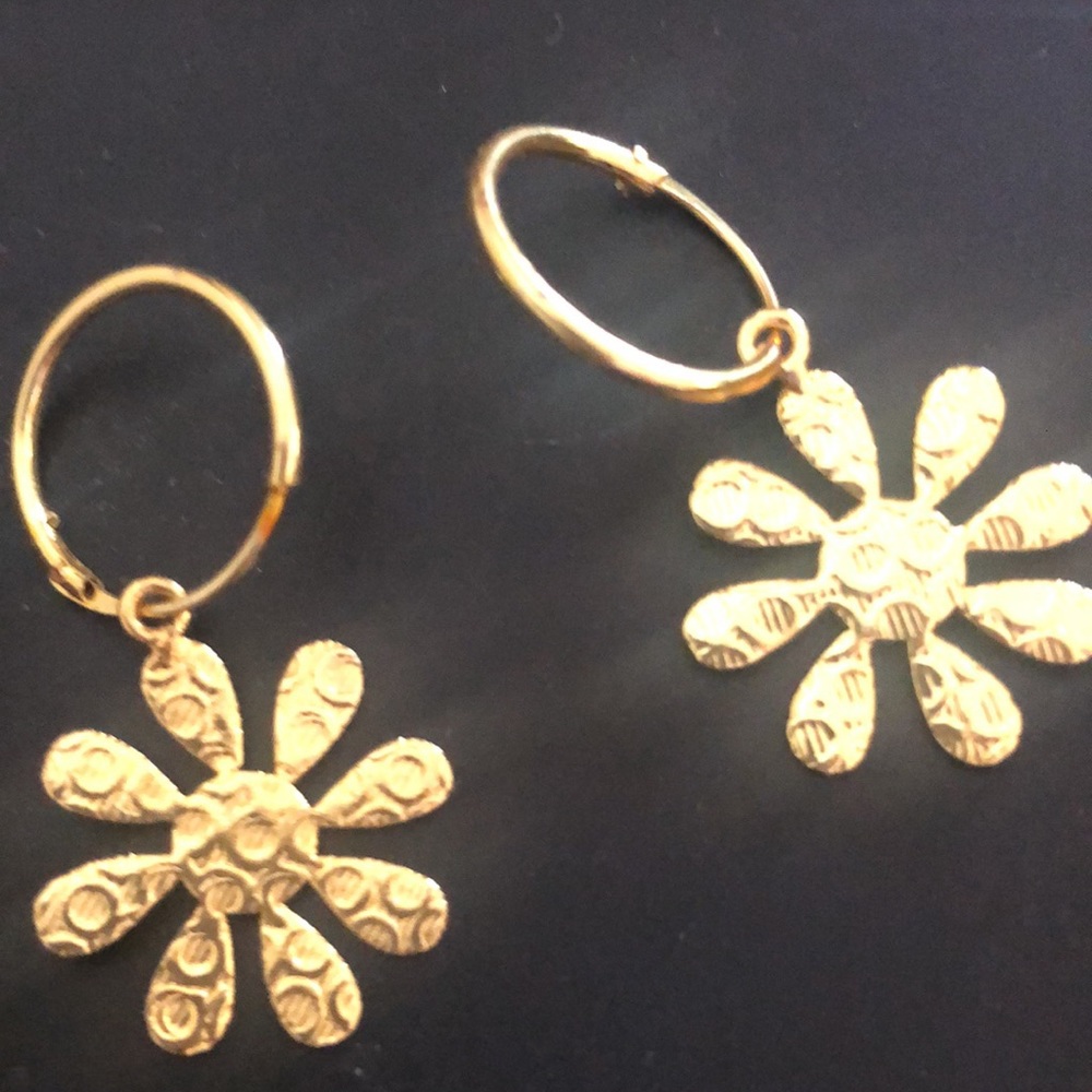 ⭐️COPY - New gold plated loop hoop sunflower dangle earrings! - Picture 8 of 8